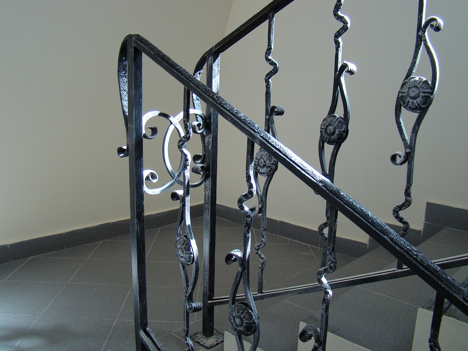 Ringhiere per scale interne ferro battuto o legno for Ringhiere in ferro battuto per scale interne moderne