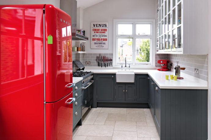 cucina con frigo rosso