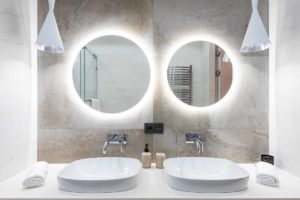 Qual è l'illuminazione ideale per truccarsi in bagno?