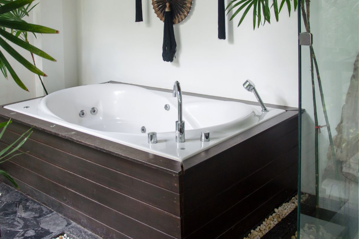 Vasche da bagno rivestite con legno teak