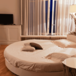 Letto rotondo per la camera da letto: caratteristiche e vantaggi