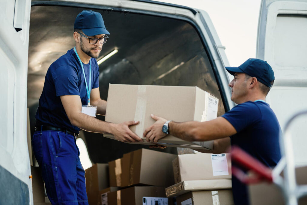 fattorini-che-caricano-scatole-di-cartone-in-un-furgone-mentre-si-preparano-per-la-spedizione